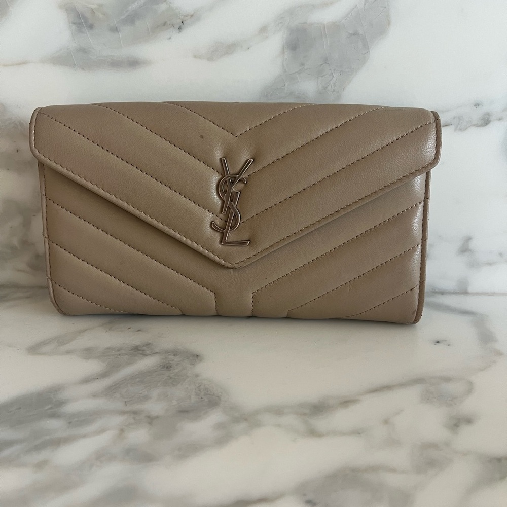Saint Laurent wallet/YSL monogram 
Color- beige